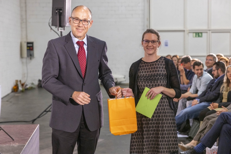 M. Hasenböhler/Head of Laboratory handing over the Prize to S. Zgraggen